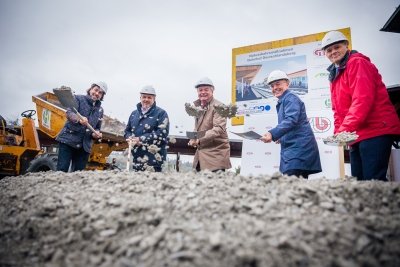 Bürgermeister Ing. Mag. Josef Wallner (Stadt Deutschlandsberg), Generaldirektor KR Mag. Franz Weintögl (GKB), Verkehrsreferent LH-Stv. Anton Lang, Prok. Mag. Gerald Klug (GKB) und - in Vertretung von Bundesministerin Gewessler - Abteilungsleiter Mag. Roland Schuster, MBA (v. l.) beim Spatenstich
