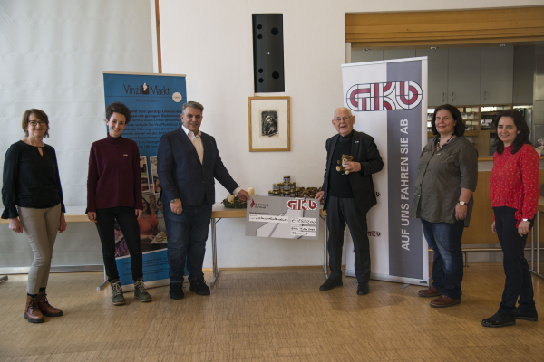 Generaldirektor Franz Weintögl und Pfarrer Wolfgang Pucher mit Vertreterinnen der VinziMärkte