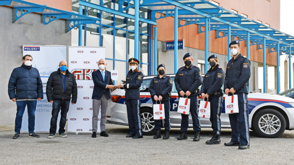 Prok. Mag. Gerald Klug und Betriebsleiter DI Harald Drummel von der GKB bedankten sich bei der stellvertr. Bezirkspolizeikommandantin Frau Hauptmann Margit Strallegger und den ermittelnden Beamt:innen der PI Seiersberg für ihren Einsatz