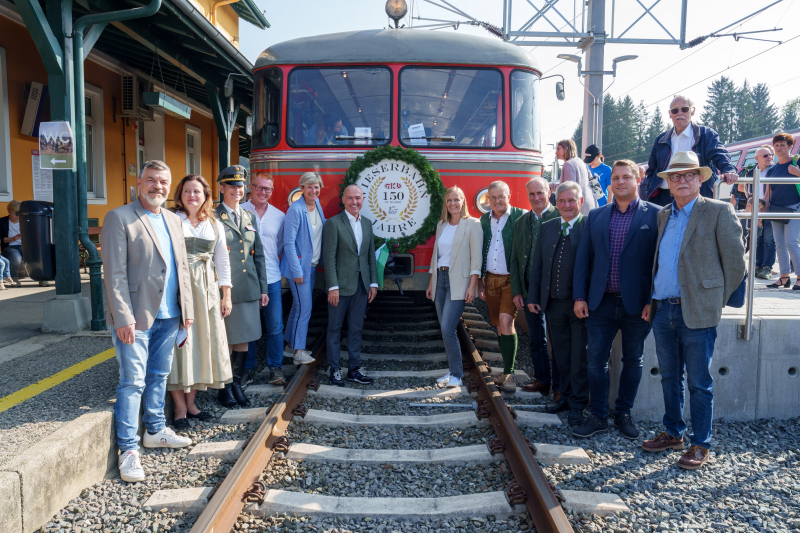 GKB-Geschäftsführer Mag. Gerald Klug (6. v. l.) und der Wieser Bürgermeister Mag. Josef Waltl (5. v. r.) mit den Ehrengästen vor dem Sonderzug am Bahnhof Wies