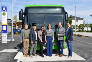 GKB-Leitung Infrastruktur-Facility Management Baumeister Dipl.-Ing. (FH) Franz Polansek, Geschäftsführer Dr. Peter Gspaltl vom steirischen Verkehrsverbund, GKB-Leitung Busbetrieb Nicole Wancura, GKB-Geschäftsführerin Dr. Barbara Kleinert, Gemeindebundpräsident LAbg. Erwin Dirnberger und GKB-Bautechniker DI Gernot Gsellmann (v. l.)